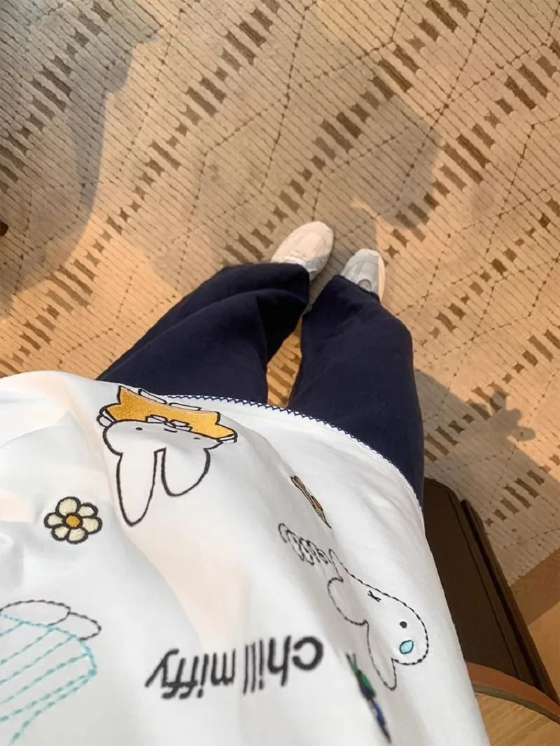 白色・刺繡・短版・修身・夏日・短袖上衣 設計細節