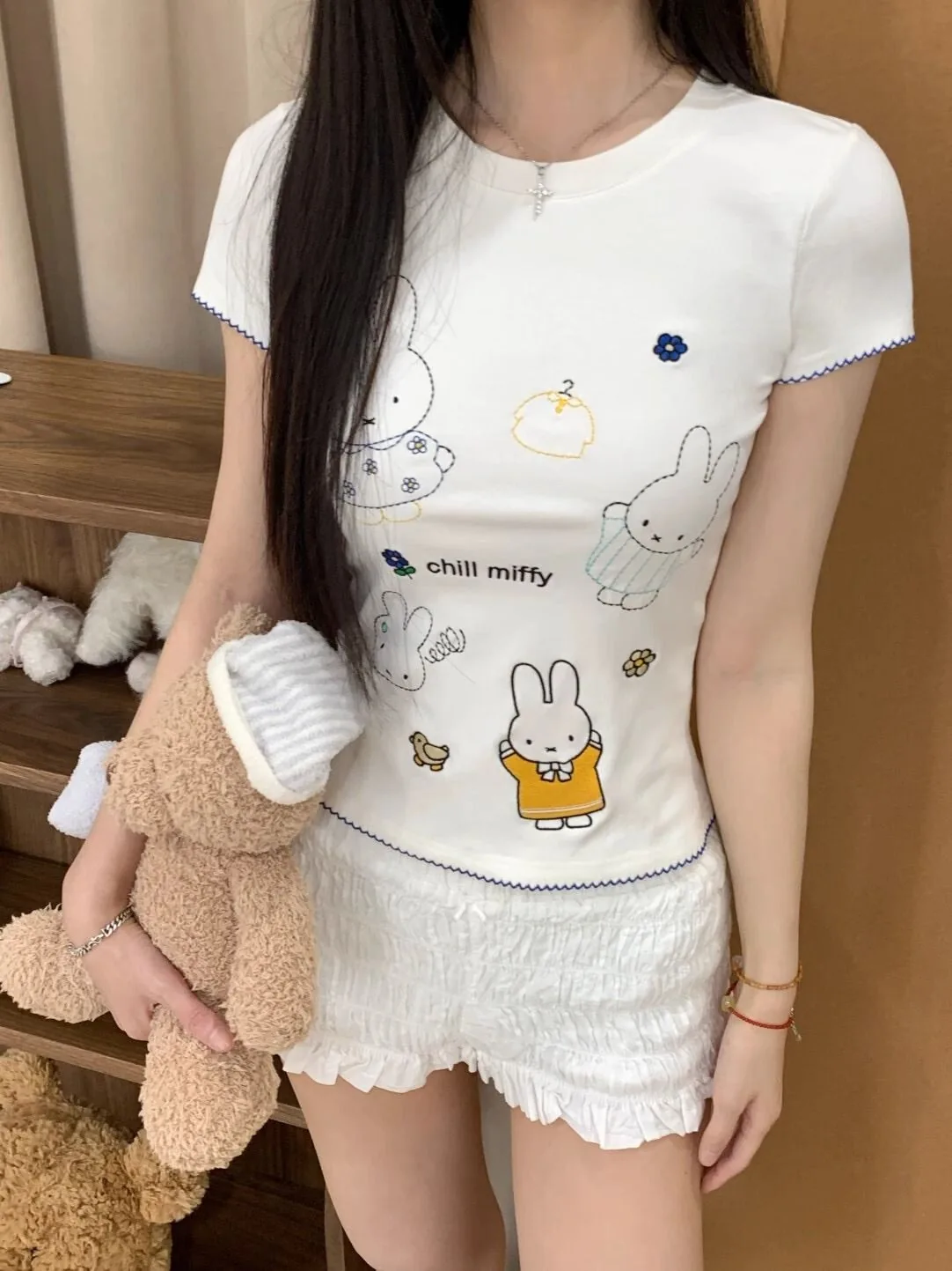 白色・刺繡・短版・修身・夏日・短袖上衣 穿搭參考