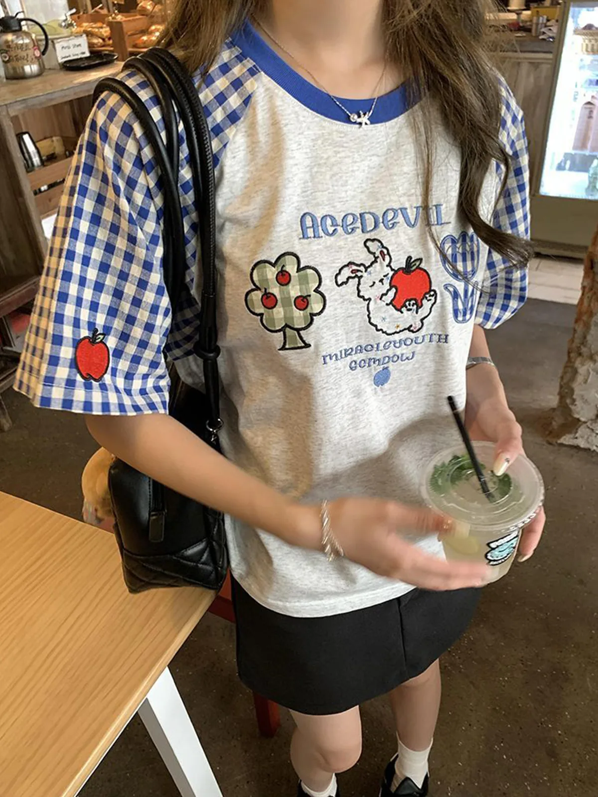 灰色・刺繡・寬鬆・夏日・短袖上衣 穿搭氛圍