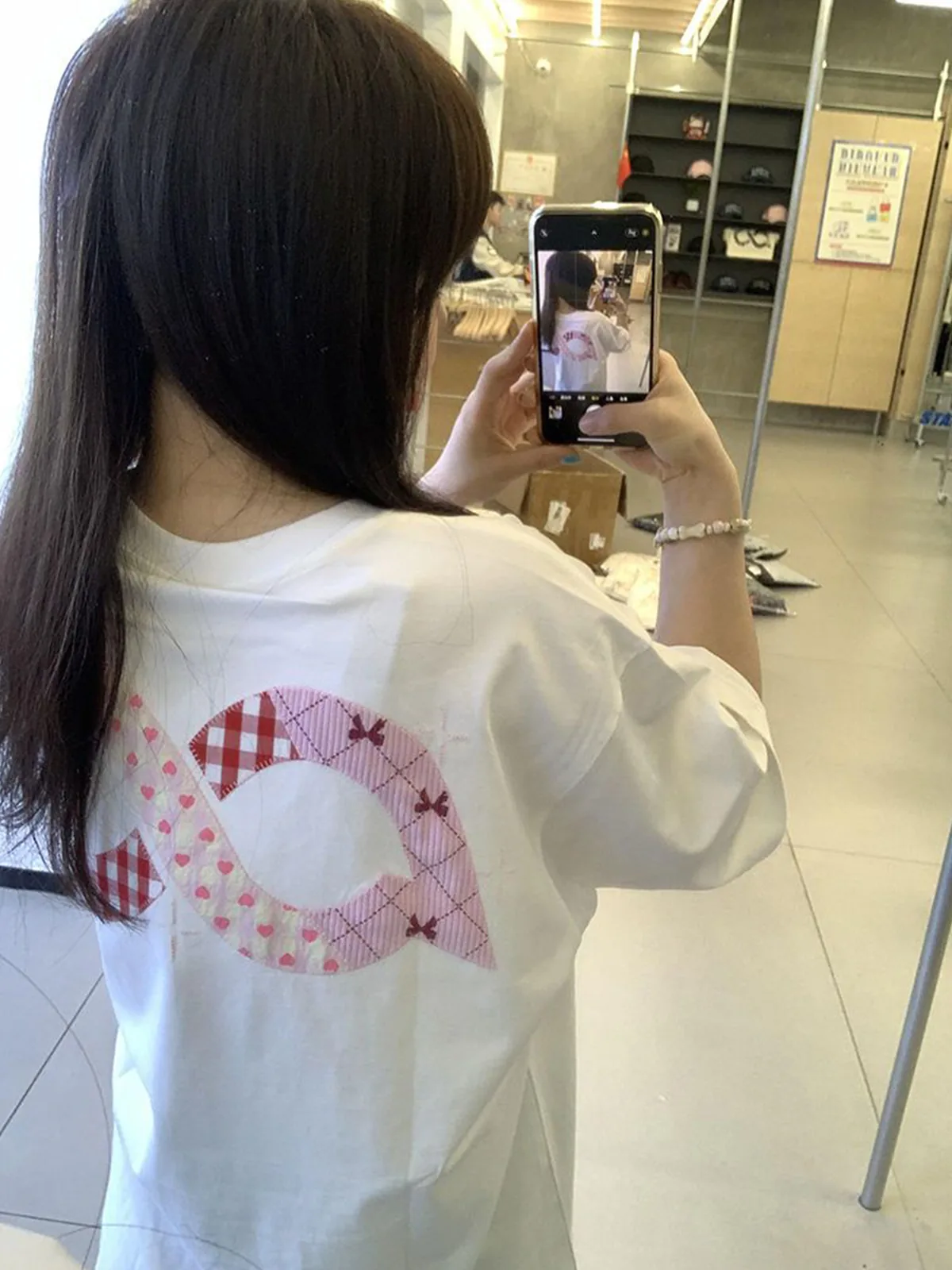 白色・刺繡・寬鬆・夏日・短袖上衣 穿搭氛圍