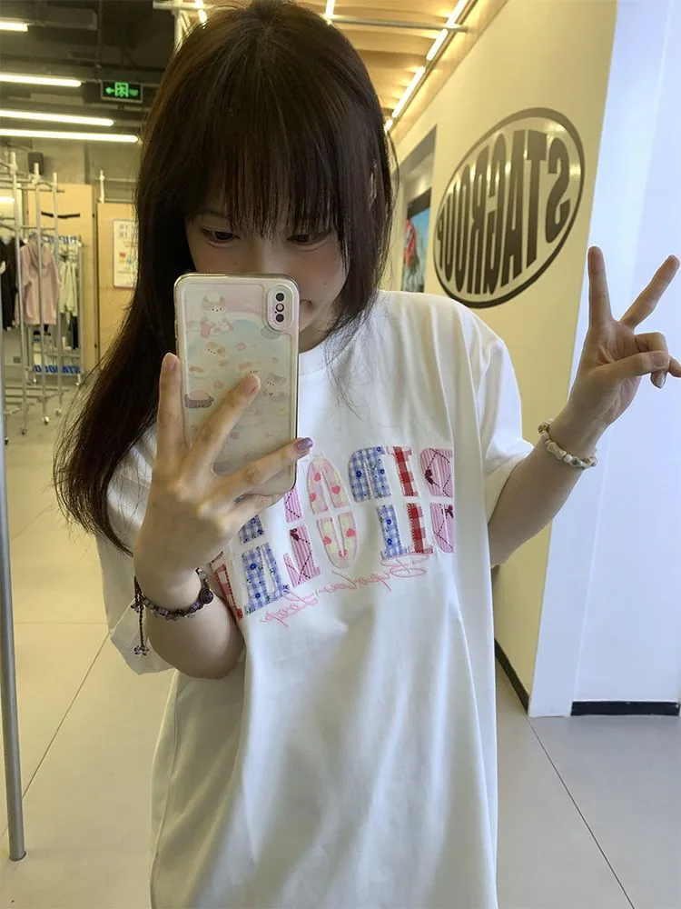 白色・刺繡・寬鬆・夏日・短袖上衣 穿搭參考