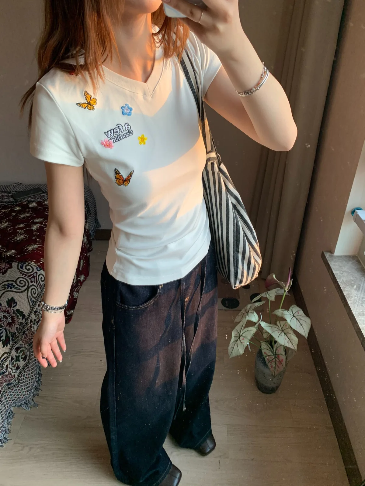 白色・刺繡・短版・修身・夏日・短袖上衣 設計細節