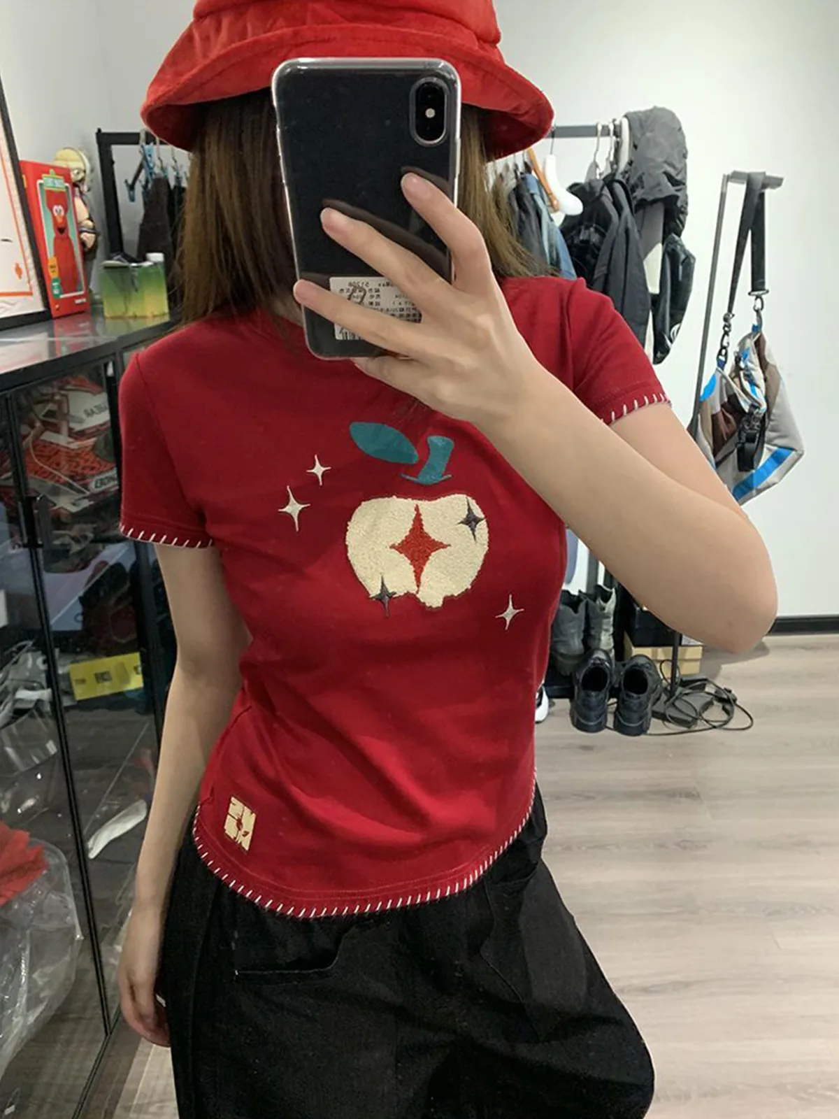 酒紅色・短版・修身・夏日・短袖上衣 穿搭氛圍