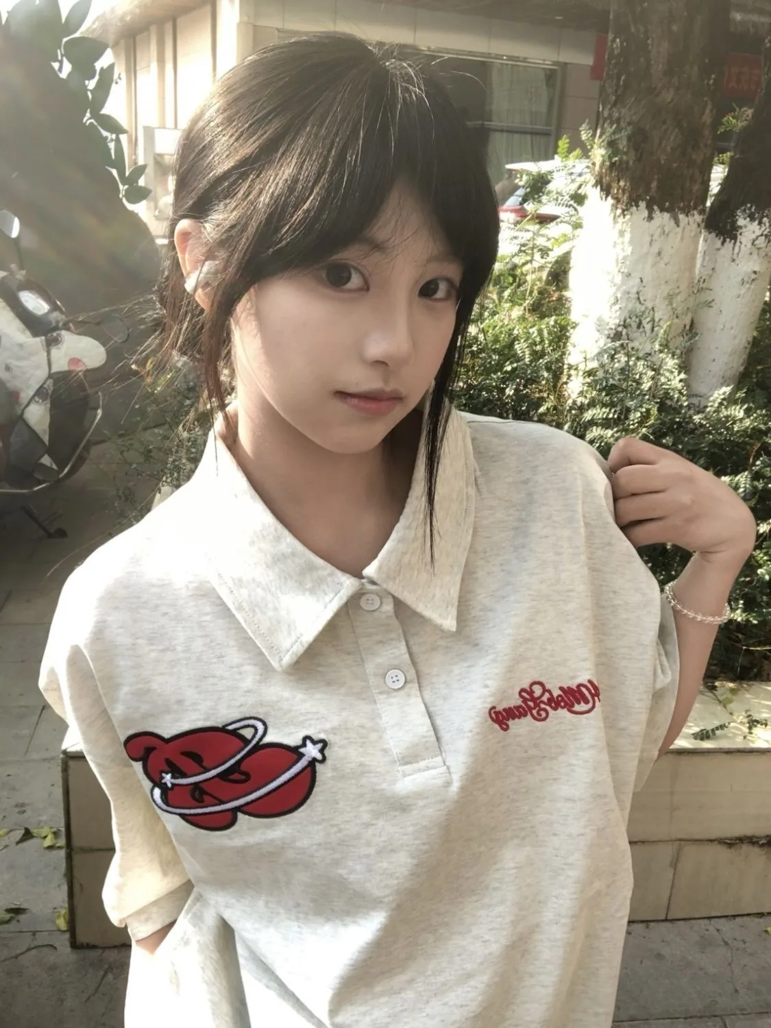 白灰色・刺繡・寬鬆・夏日・短袖上衣 版型展示