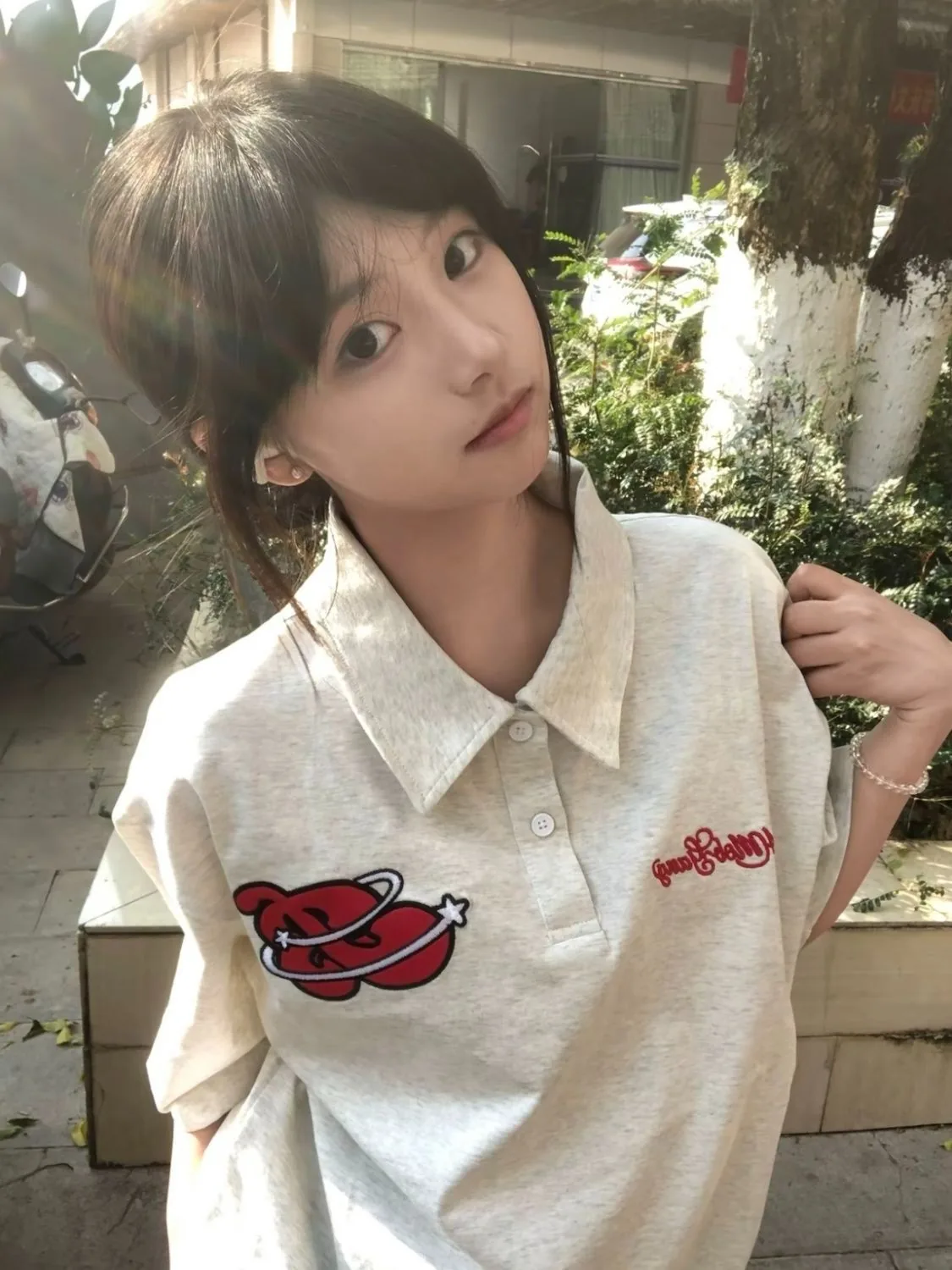 白灰色・刺繡・寬鬆・夏日・短袖上衣 設計細節