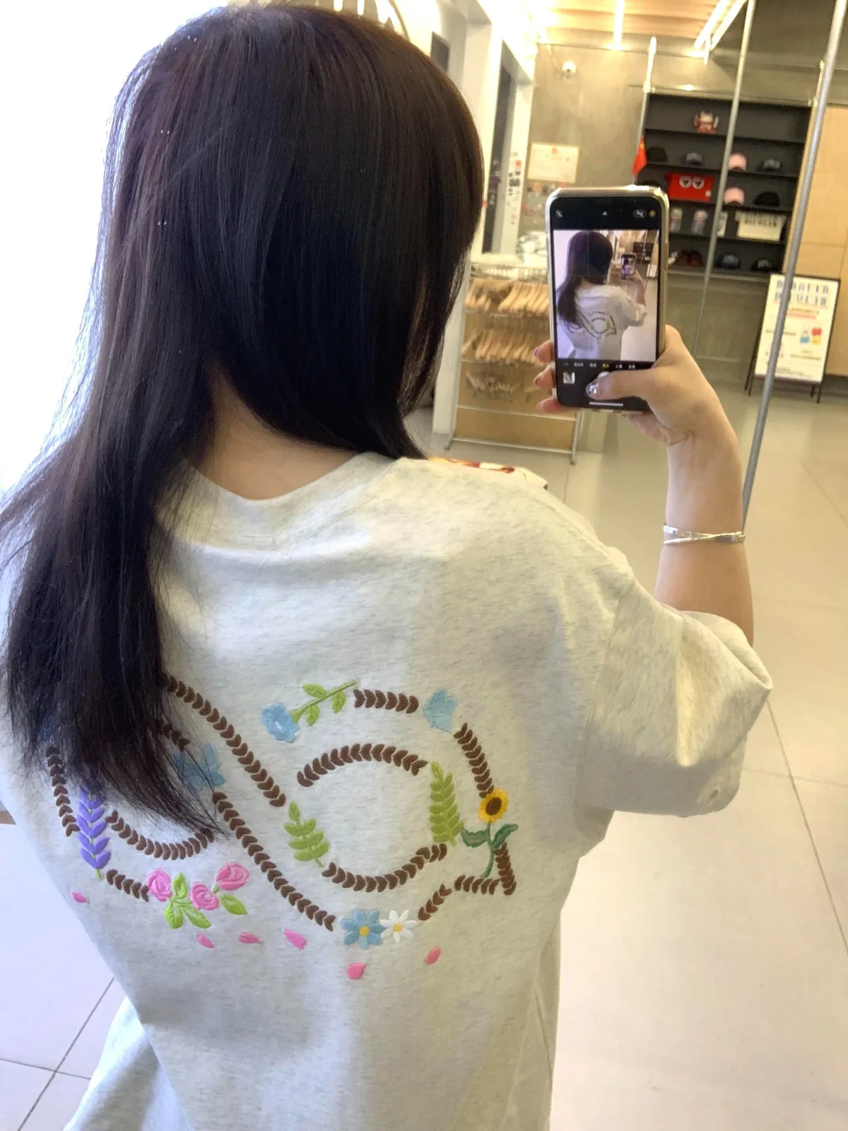 白灰色・刺繡・寬鬆・夏日・短袖上衣 穿搭氛圍