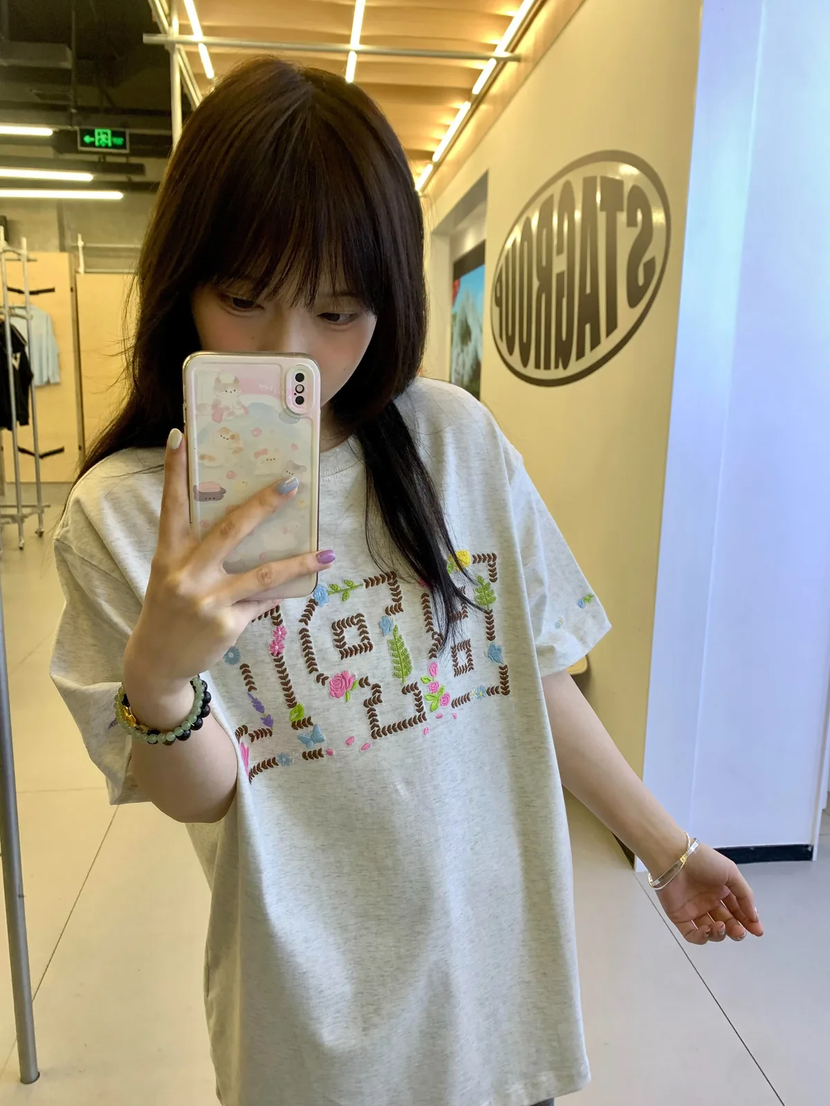 白灰色・刺繡・寬鬆・夏日・短袖上衣 版型展示