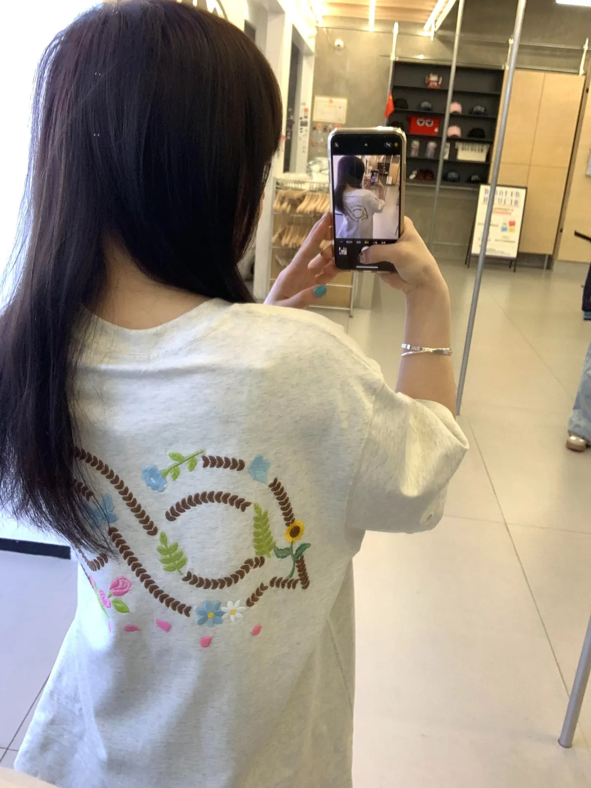 白灰色・刺繡・寬鬆・夏日・短袖上衣 版型展示