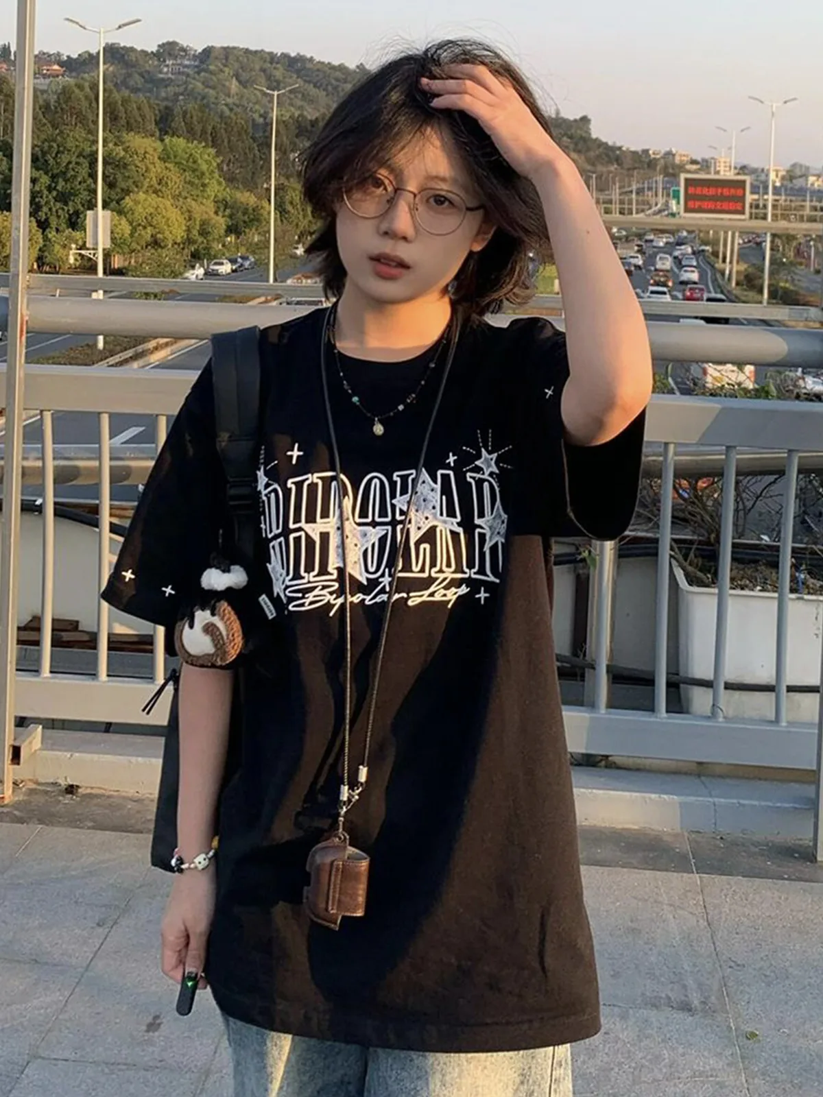 灰色/黑色・刺繡・寬鬆・夏日・短袖上衣 設計細節