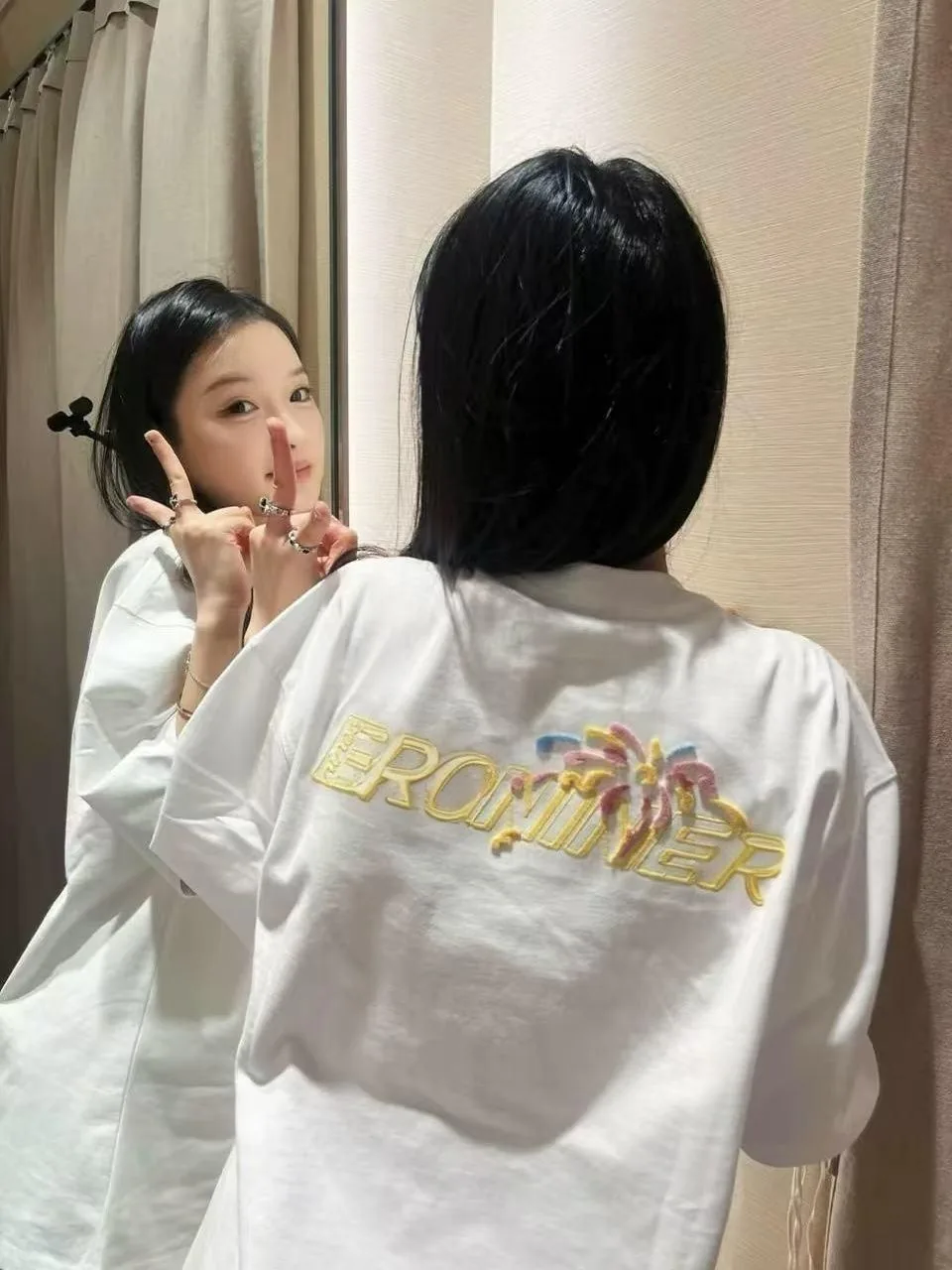 白色・刺繡・寬鬆・夏日・短袖上衣 穿搭氛圍
