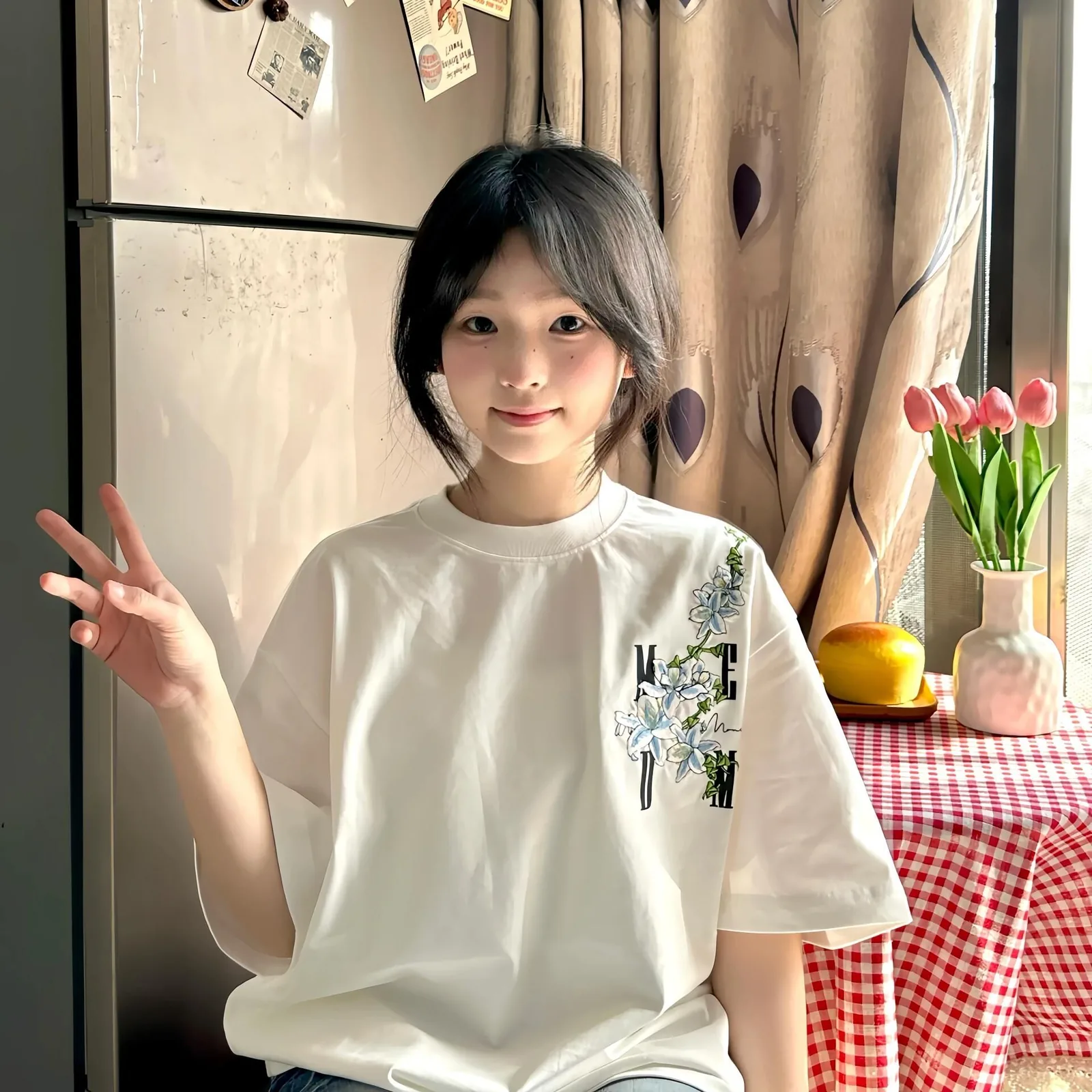 黑色/白色・刺繡・寬鬆・夏日・短袖上衣 穿搭參考