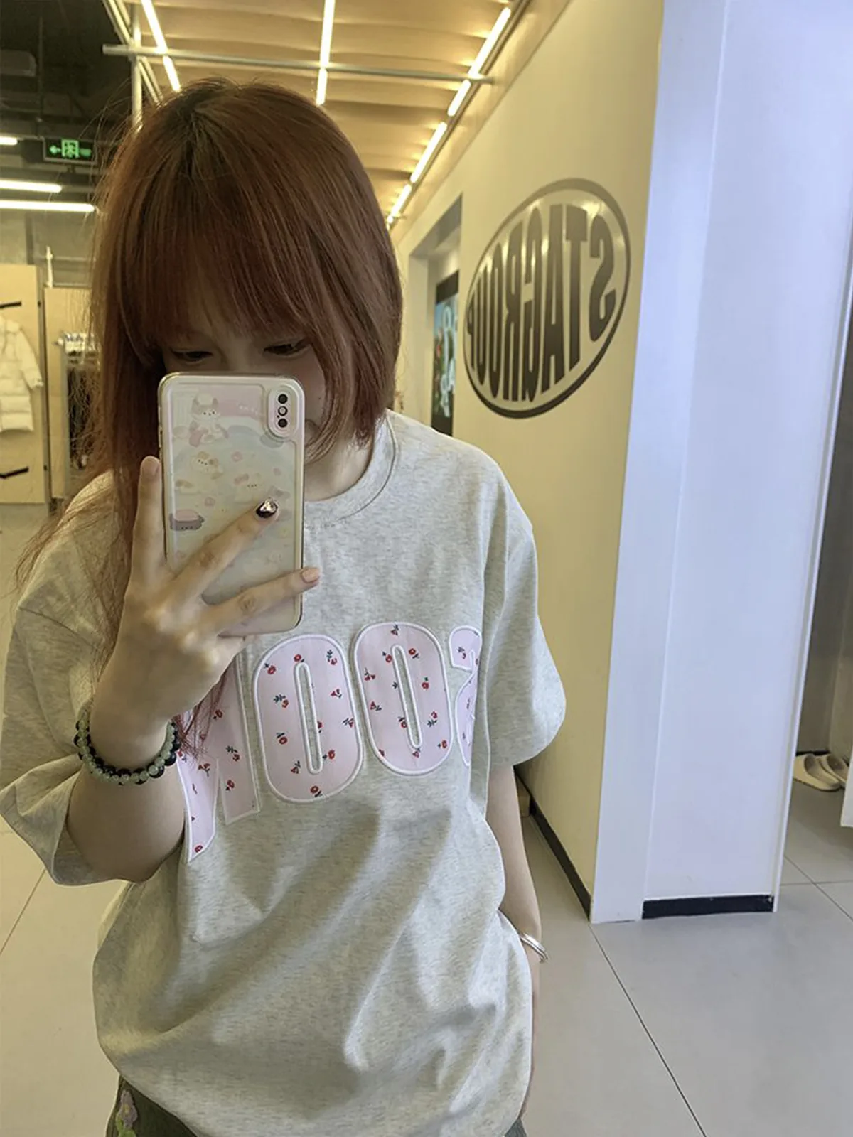 白灰色・刺繡・寬鬆・夏日・短袖上衣 設計細節