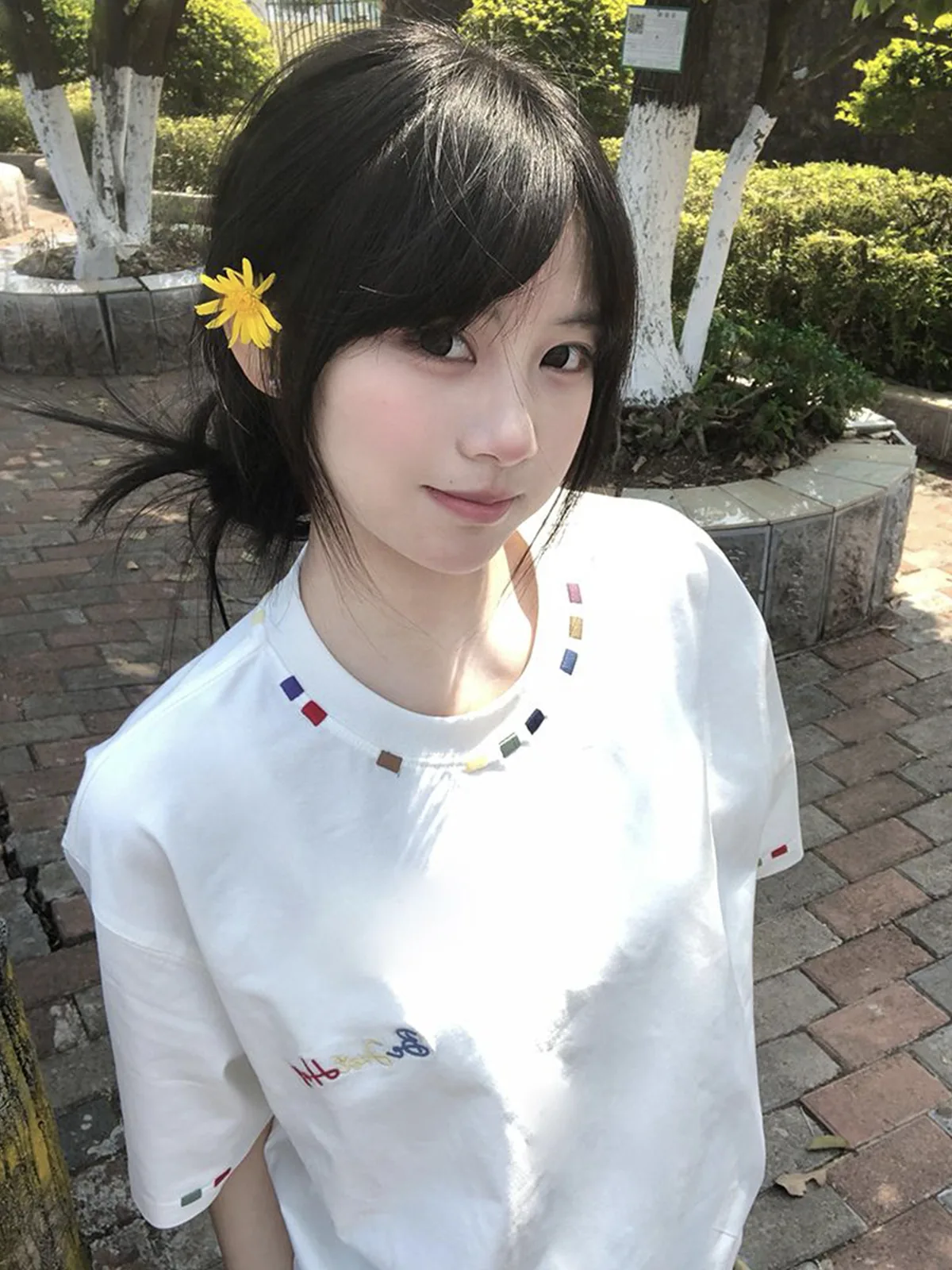 白色・刺繡・寬鬆・夏日・短袖上衣 穿搭氛圍