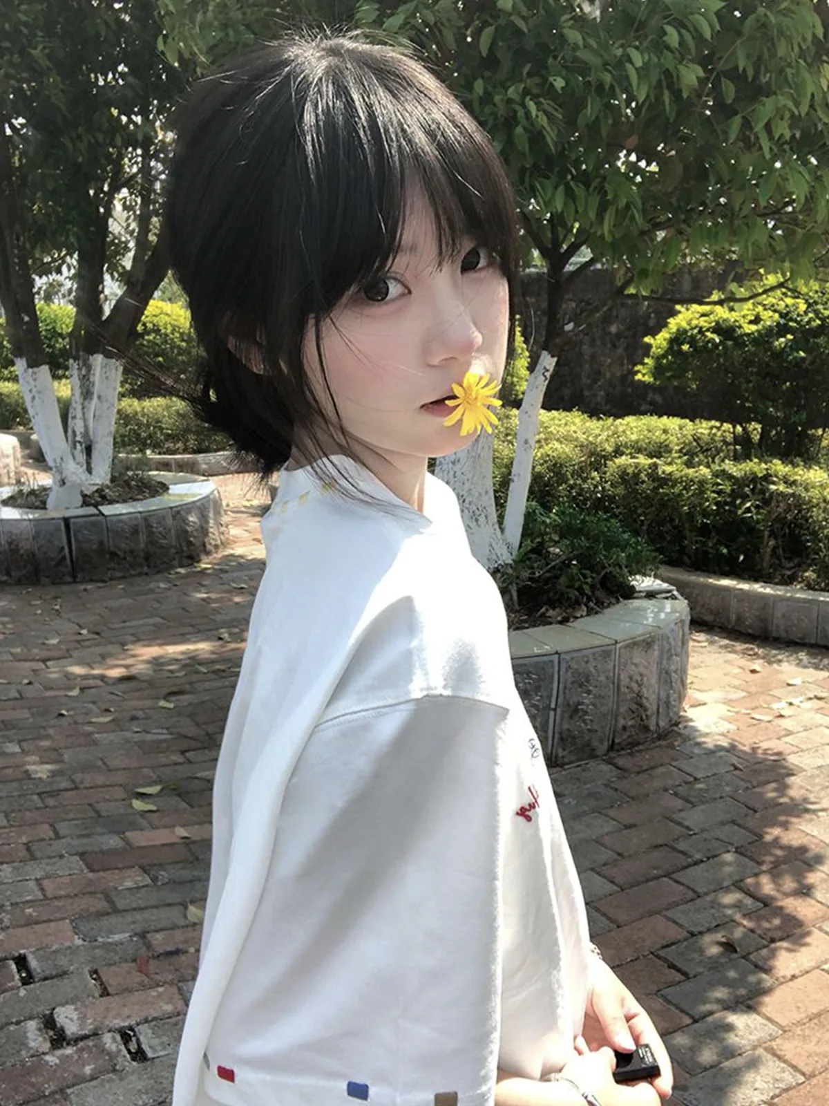 白色・刺繡・寬鬆・夏日・短袖上衣 設計細節