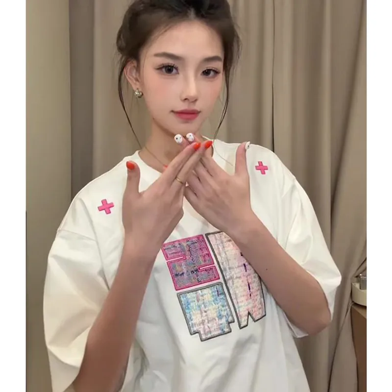 白色・刺繡・寬鬆・夏日・短袖上衣 穿搭氛圍