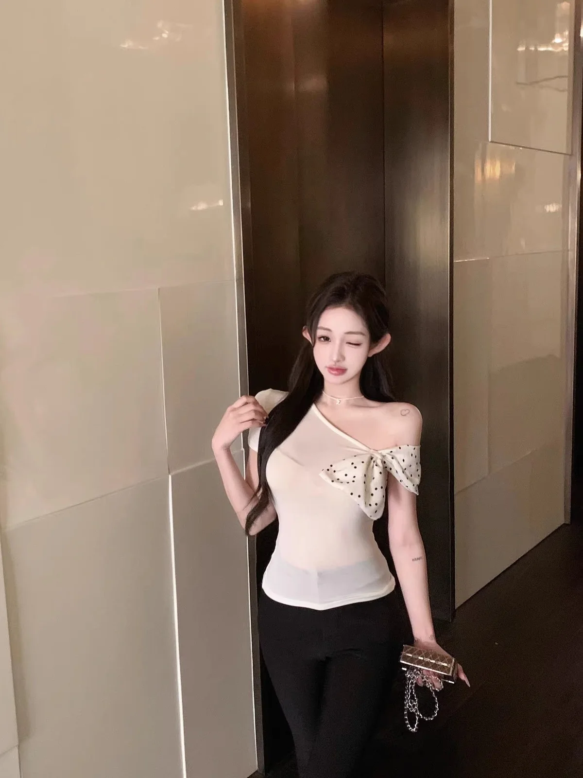 韓系蝴蝶結波點斜露肩短袖t恤女2026夏季超火減齡獨特超好看上衣・4 色可選 商品細節