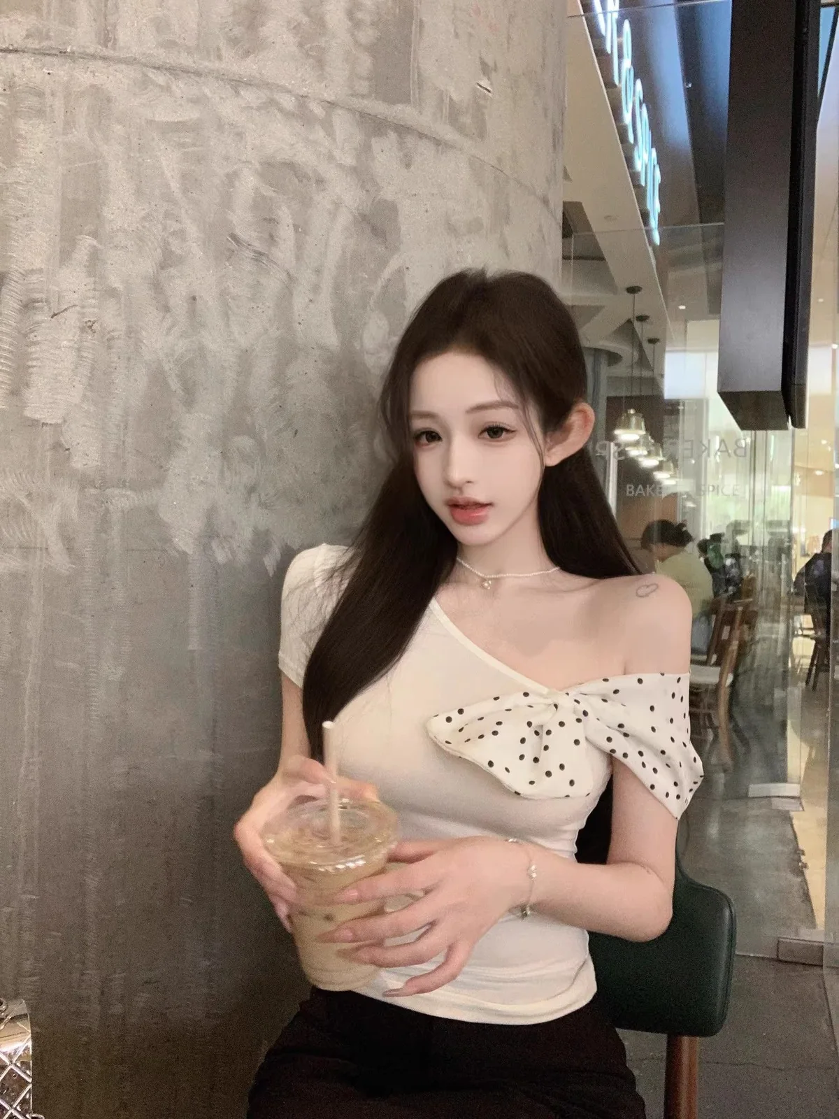 韓系蝴蝶結波點斜露肩短袖t恤女2026夏季超火減齡獨特超好看上衣・4 色可選 商品細節