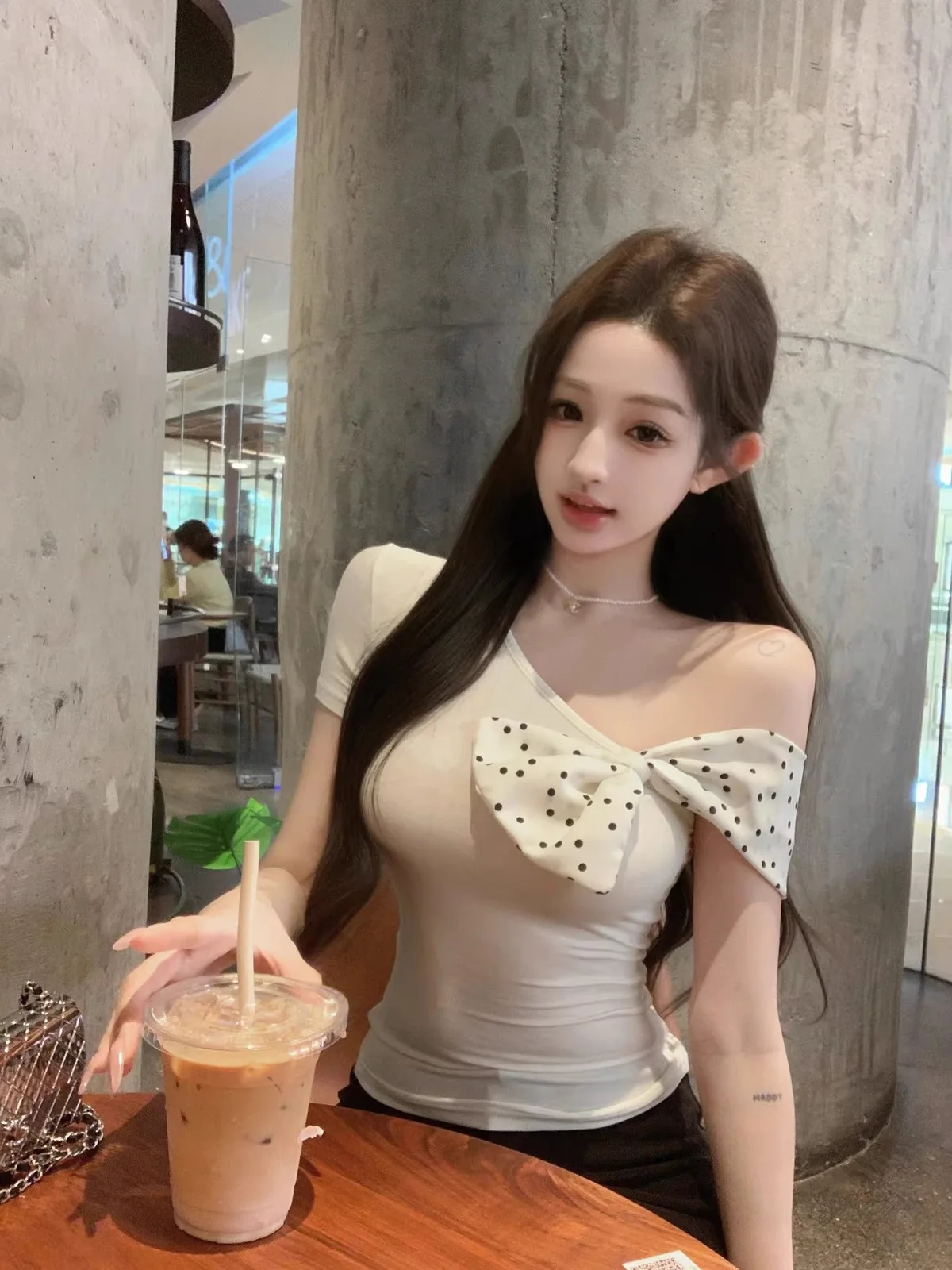 韓系蝴蝶結波點斜露肩短袖t恤女2026夏季超火減齡獨特超好看上衣・4 色可選 商品細節