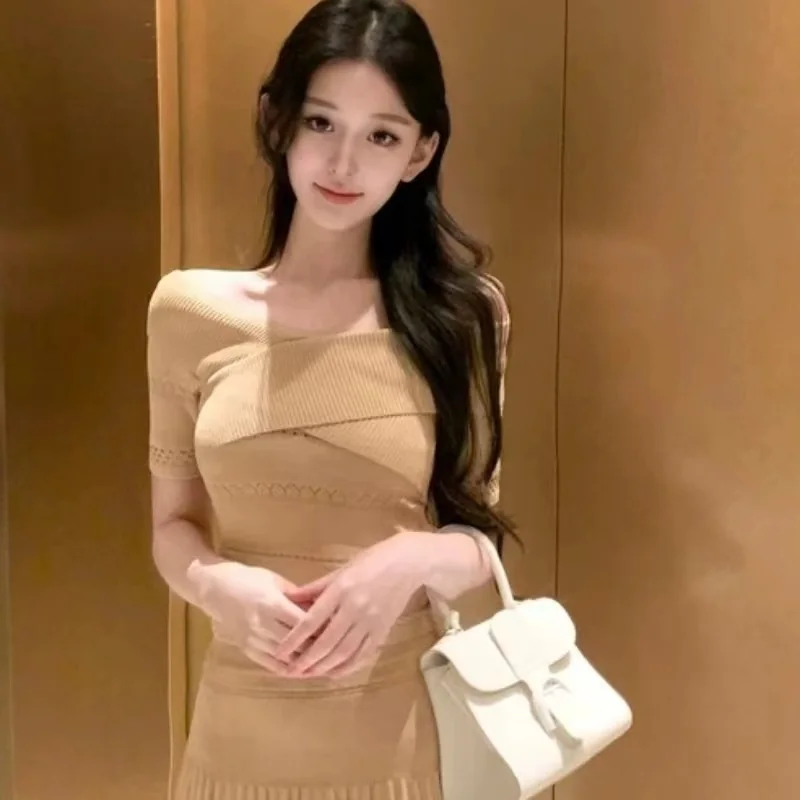 一字肩針織套裝女春夏季收腰顯瘦短款上衣百褶半身裙兩件套・2 色可選 穿搭氛圍