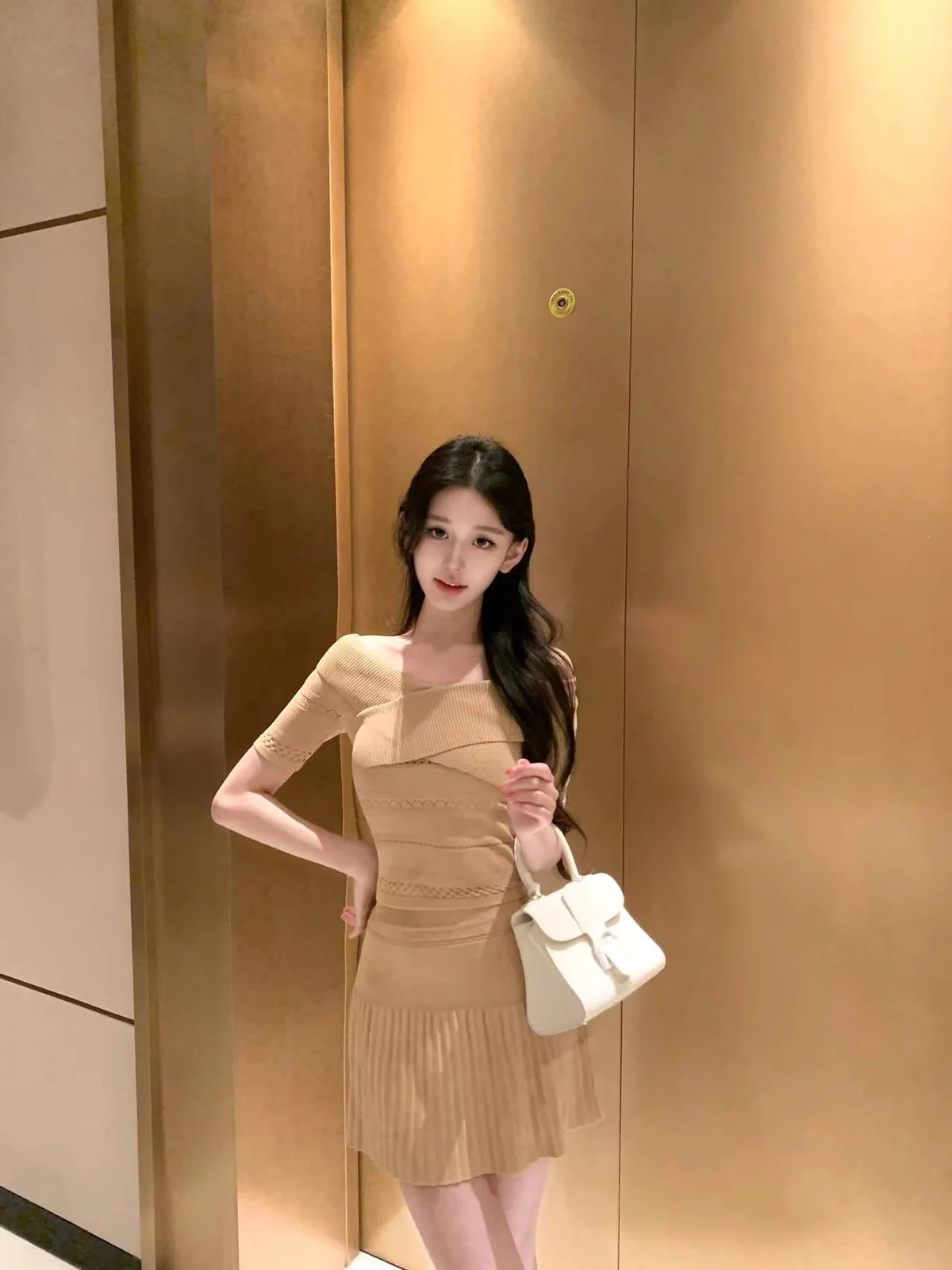 一字肩針織套裝女春夏季收腰顯瘦短款上衣百褶半身裙兩件套・2 色可選 版型與配色