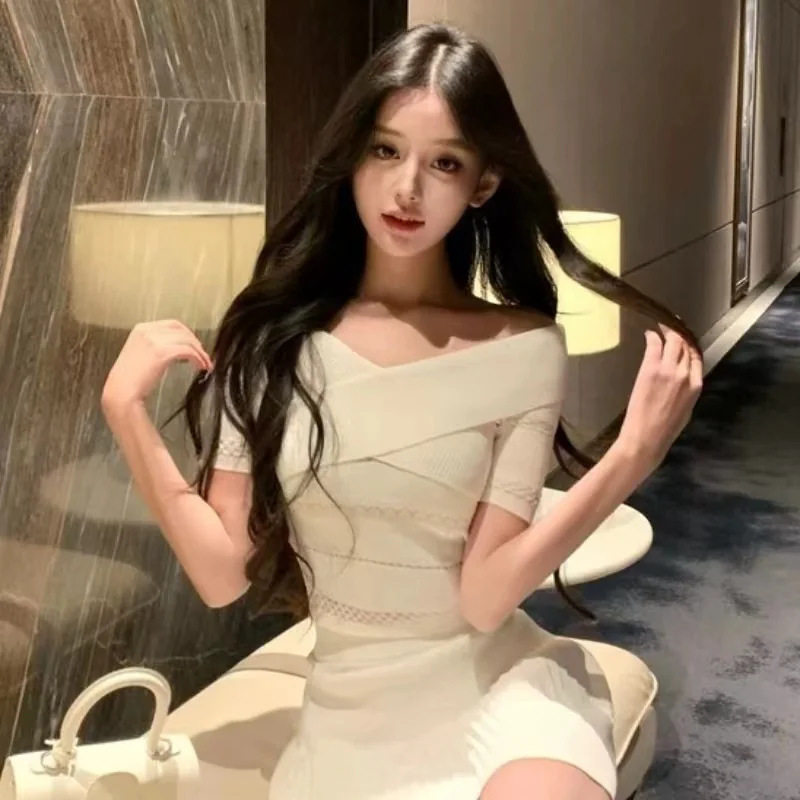 一字肩針織套裝女春夏季收腰顯瘦短款上衣百褶半身裙兩件套・2 色可選 版型與配色