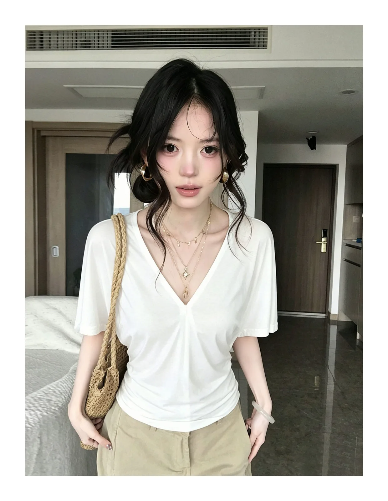 260克人棉白色蝙蝠袖收腰t恤女深v領短袖收腰小上衣 商品細節 1