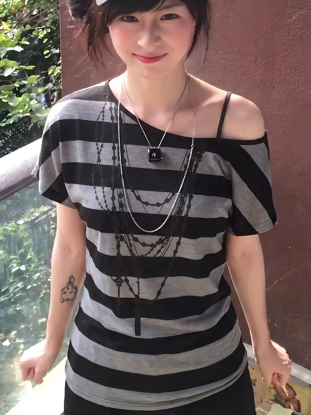 美式風條紋黑灰印花斜肩設計感蝙蝠袖T恤小眾收腰上衣 商品細節 1