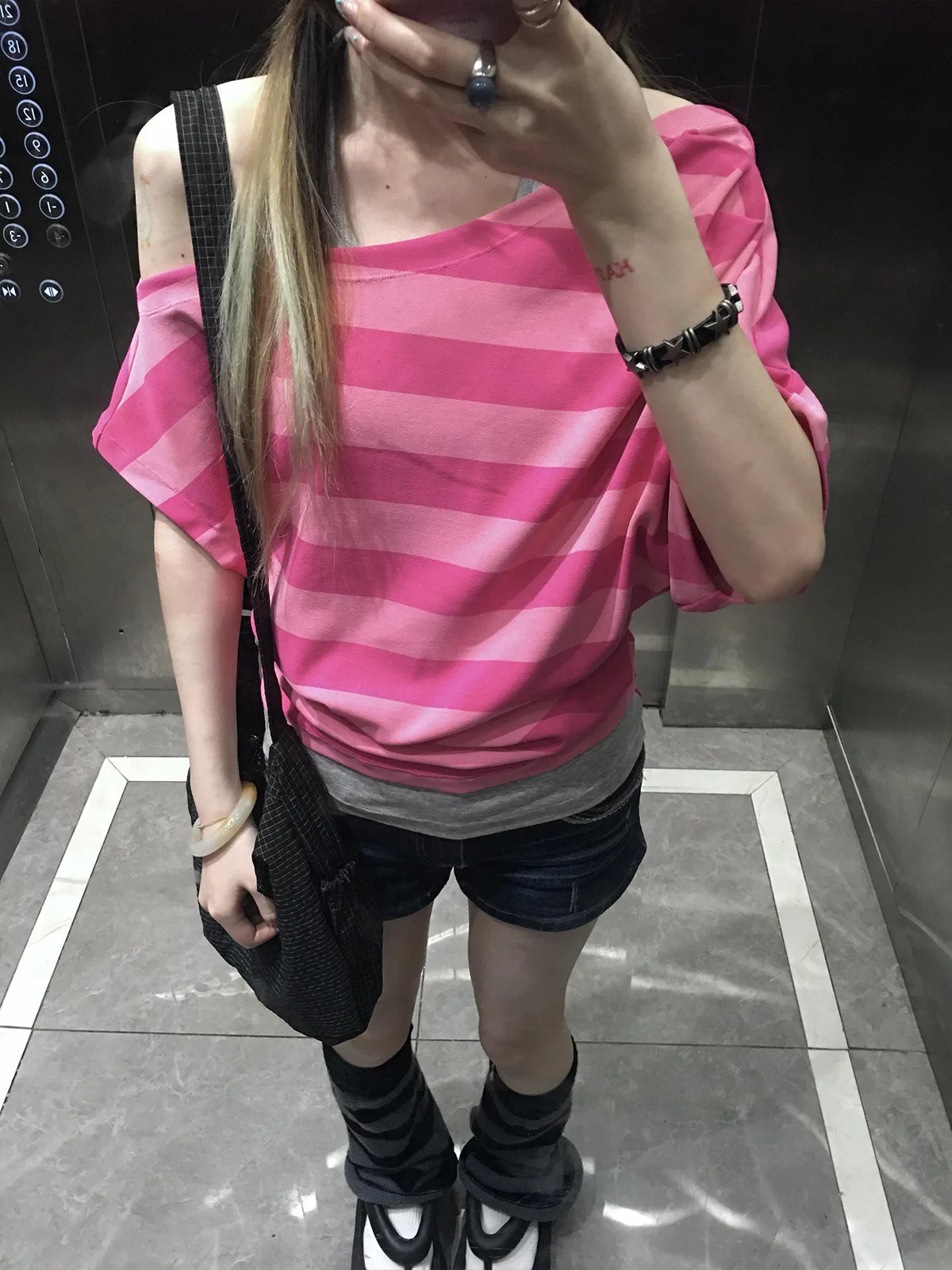 原版面料莓果色條紋吊帶斜肩假兩件短袖t恤女設計感上衣 商品細節 2