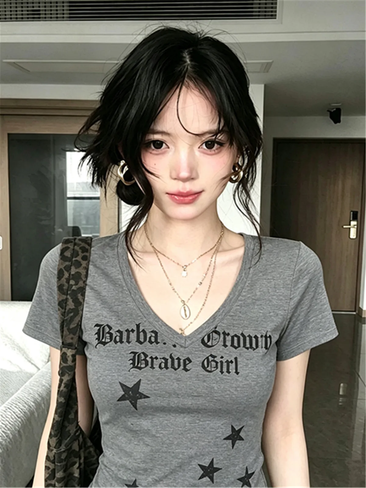 260克精棉美式灰色星星字母印花v領正肩短袖女修身小上衣 商品細節 1