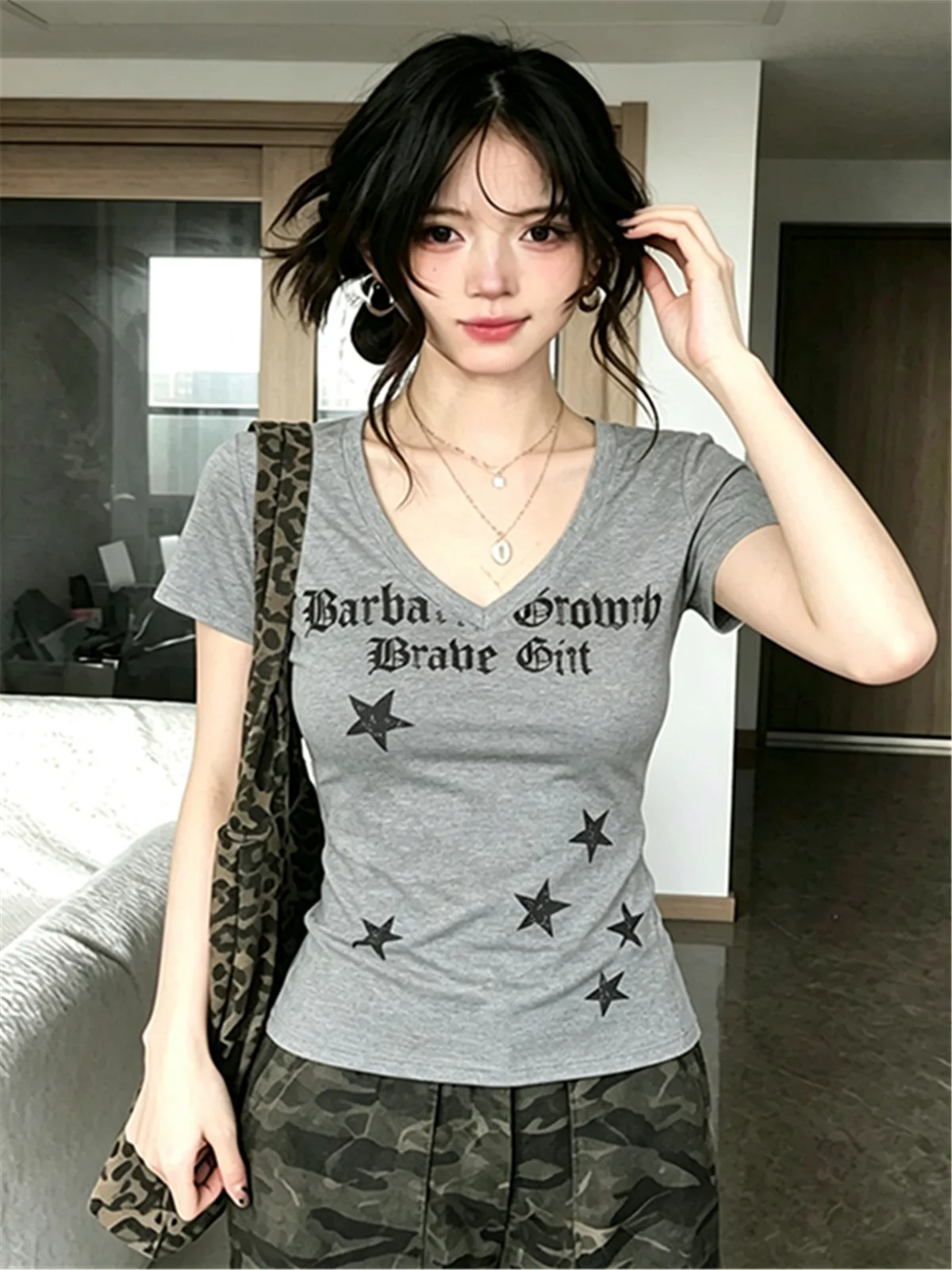 260克精棉美式灰色星星字母印花v領正肩短袖女修身小上衣 商品細節 2