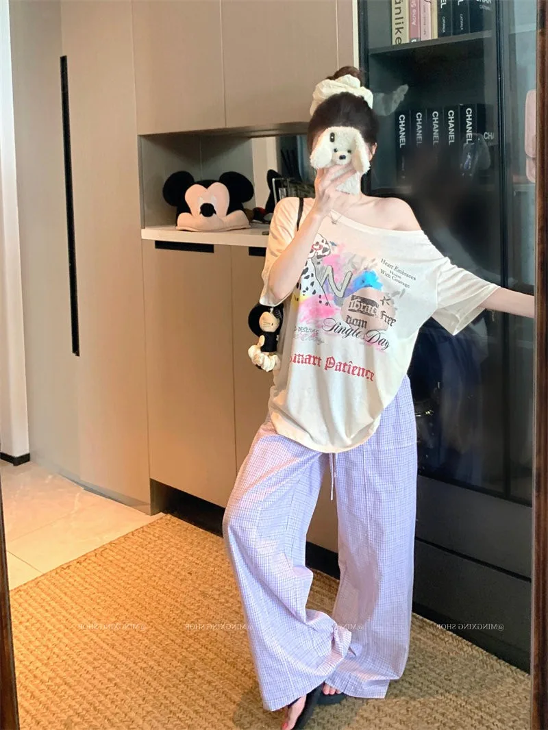萊賽爾慵懶風米杏色斜肩氣質短袖T恤小眾印花露肩上衣:圖片 4