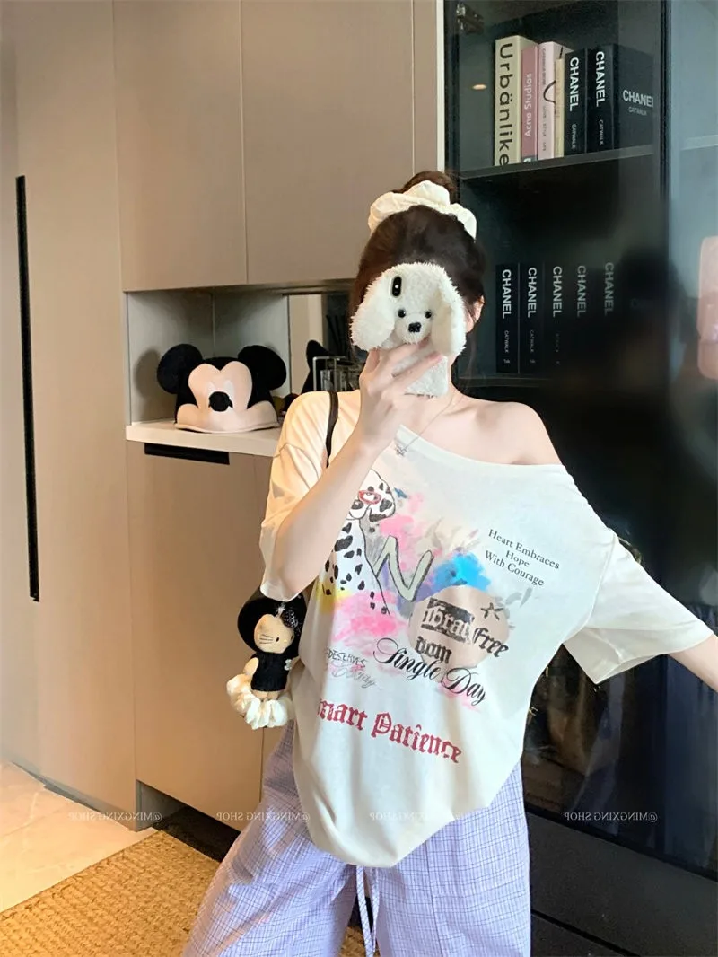 萊賽爾慵懶風米杏色斜肩氣質短袖T恤小眾印花露肩上衣:圖片 5