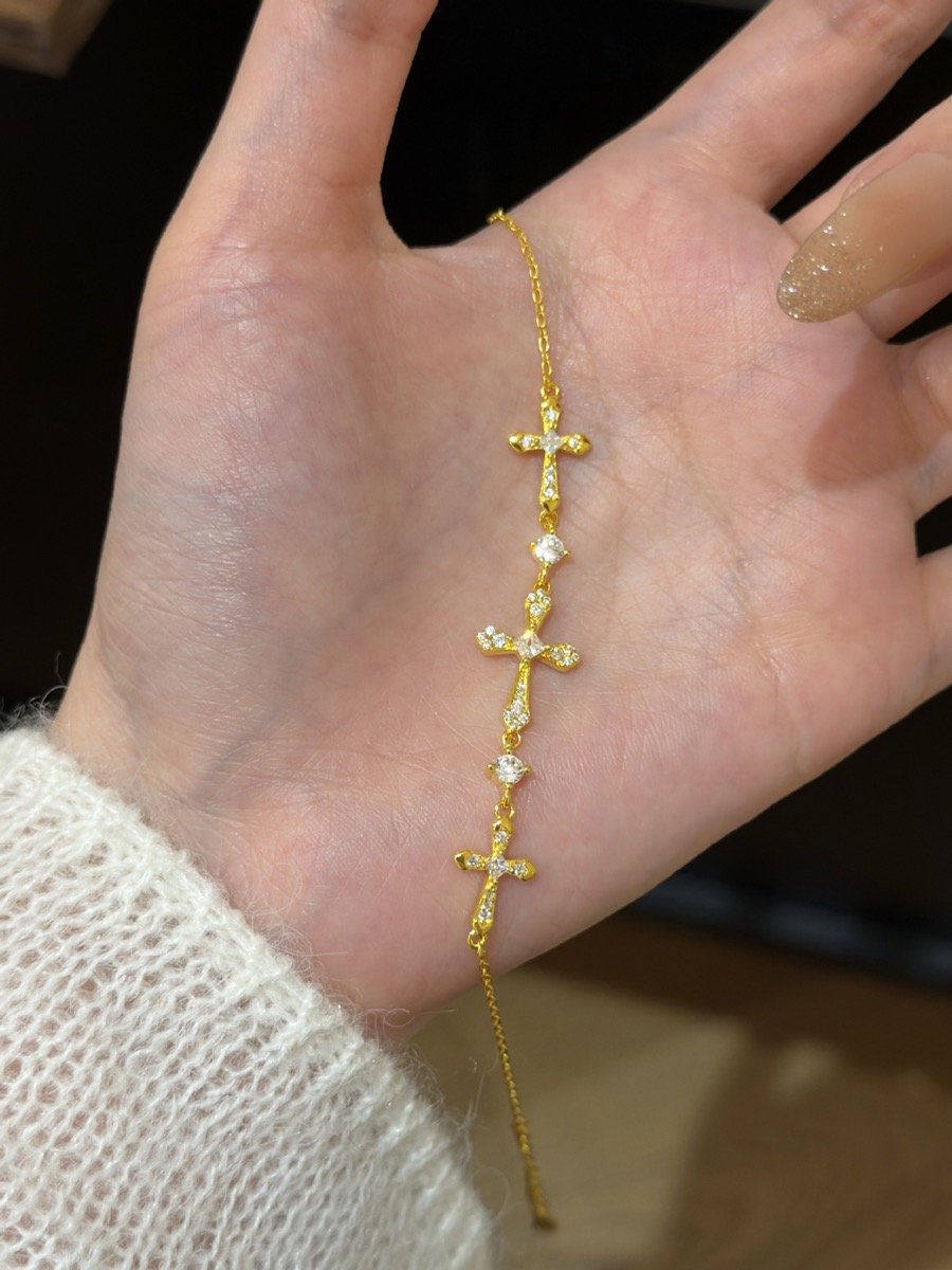 黃金色十字架手鏈細節近拍