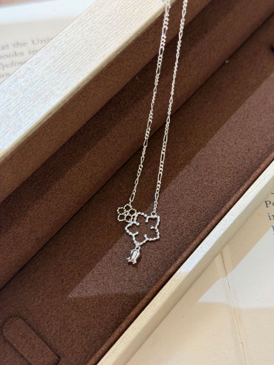 素銀色花朵鈴蘭項鍊平拍展示