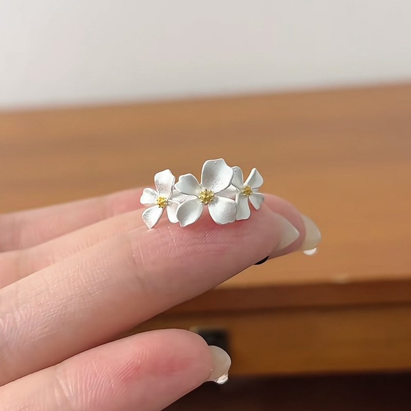 素銀色梔子花戒指花蕊與花瓣細節