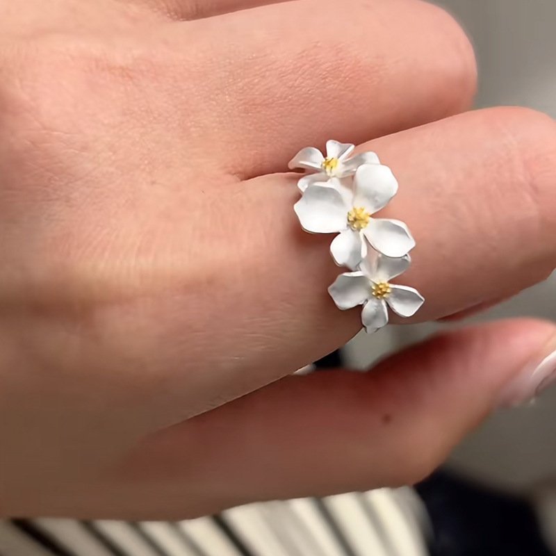 足銀梔子花戒指花瓣紋理近拍