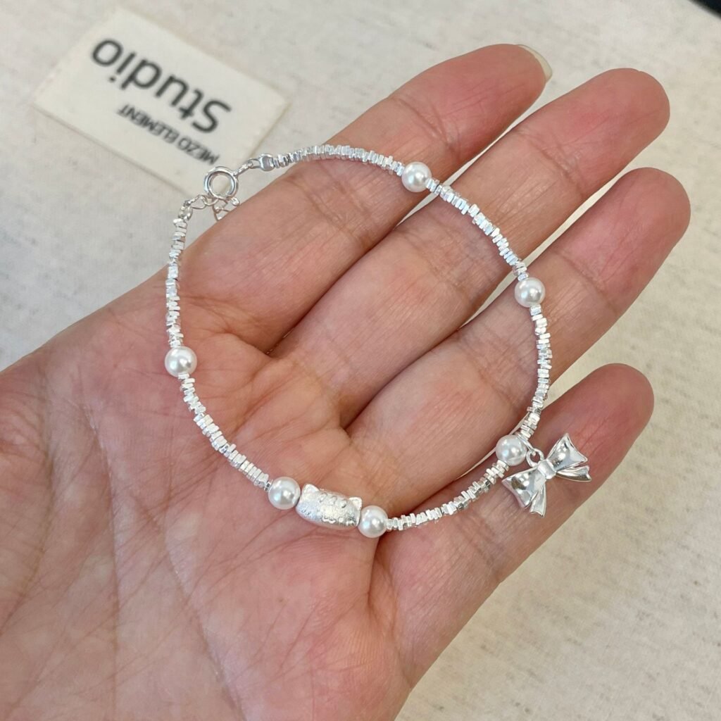 S925純銀蝴蝶結貓咪仿珍珠手鍊・氣質百搭・素銀色