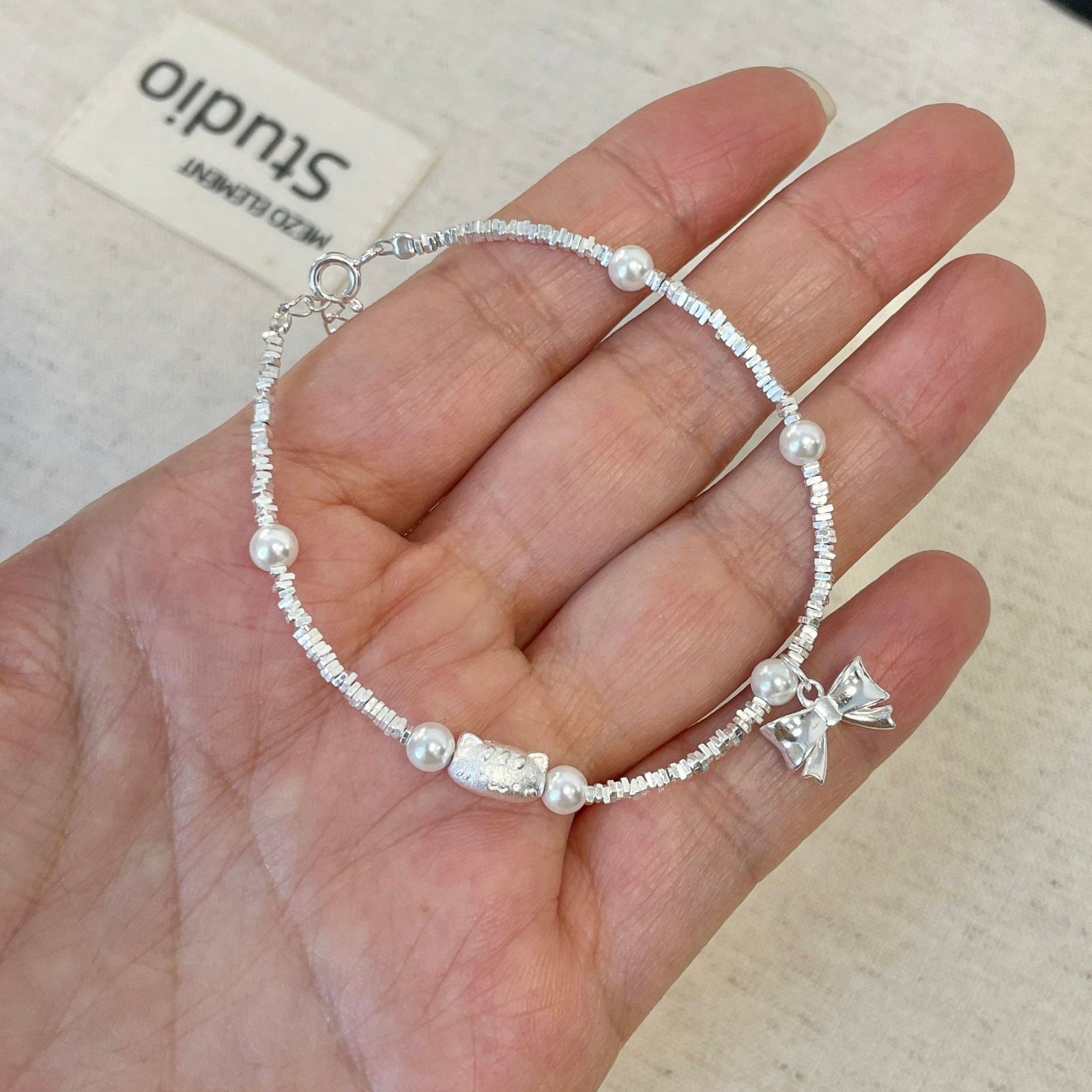 S925純銀蝴蝶結貓咪玻璃仿珍珠手鍊配戴示範