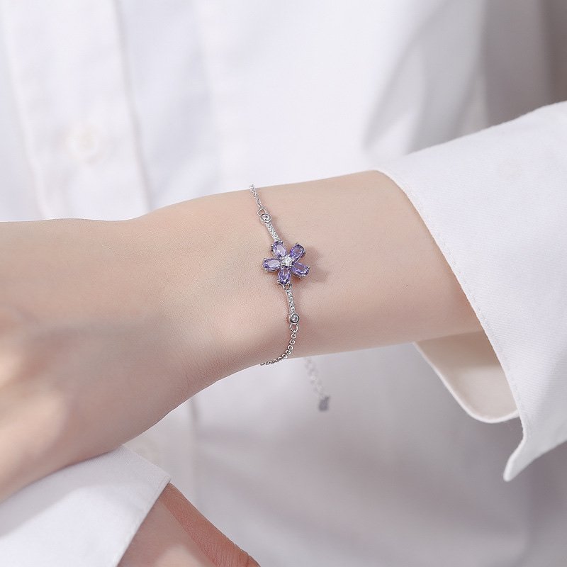 S925純銀紫鑽花朵手鍊・2色 白金色配戴示意