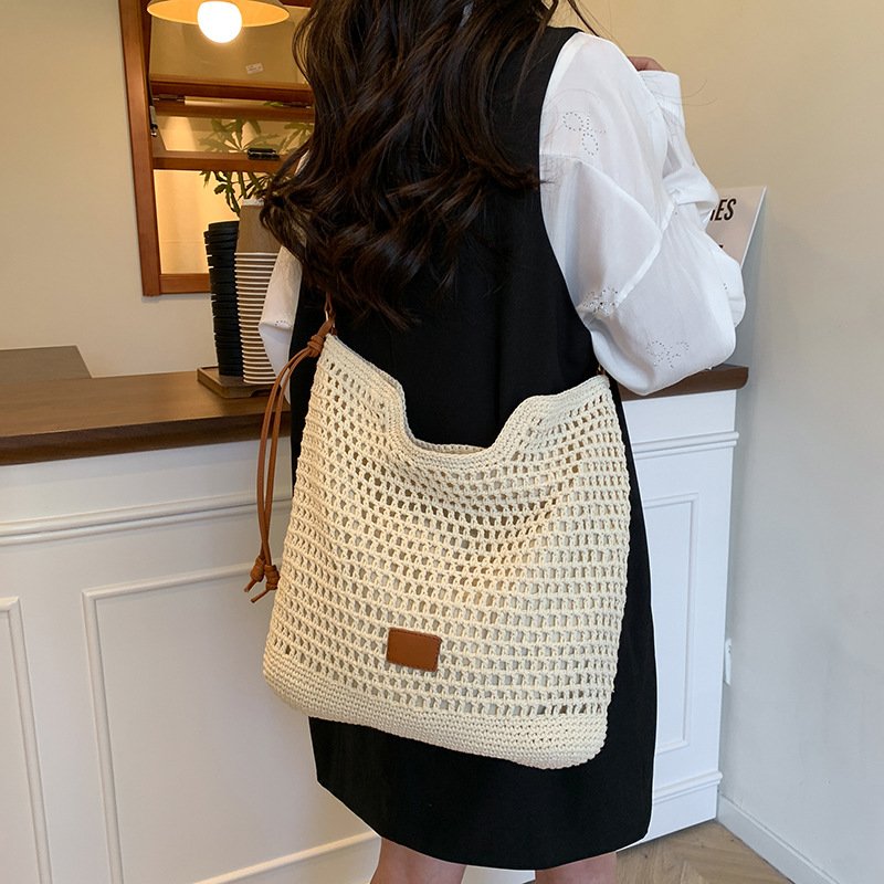 米白色森系鏤空編織大容量托特水桶包肩背穿搭