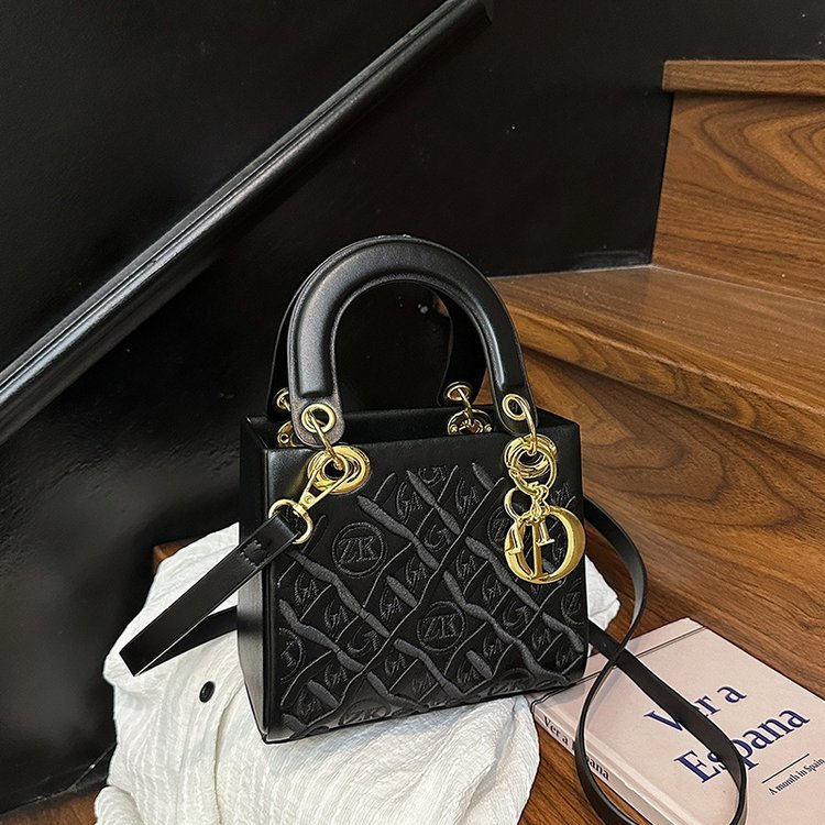 黑色立體刺繡迷你手提斜背包