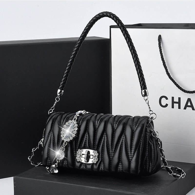 黑色水鑽鏈條褶皺雲朵腋下斜背包正面